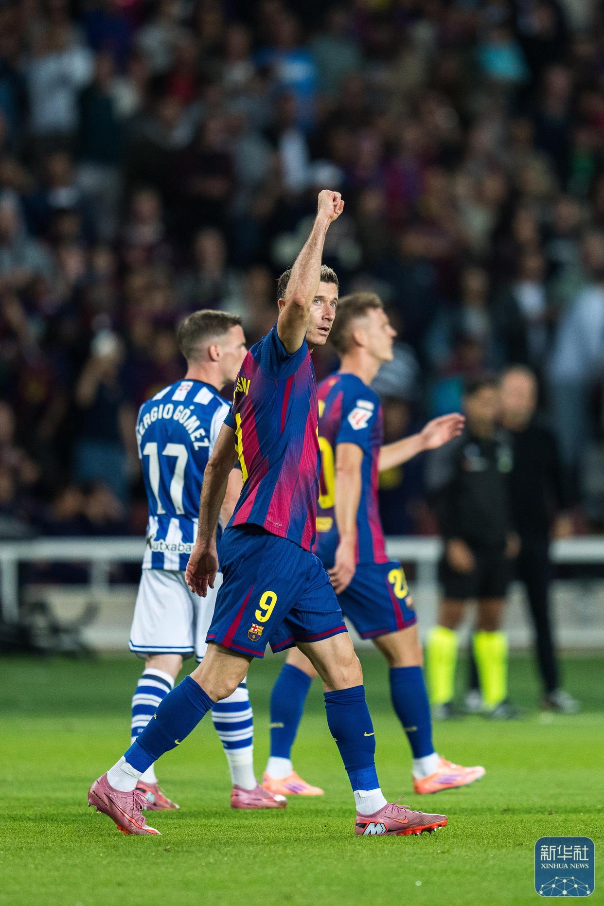 巴塞罗那西甲战胜阿尔梅里亚莱万头球命中(在签约以后,巴塞罗那俱乐部尽心尽力地帮助梅西成长)